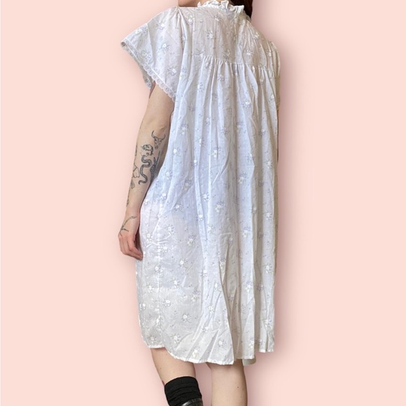 Beautiful white buttoned up short sleeved babydoll slip - Picture 3 of 5